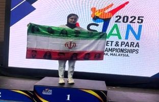 ‌دانش‌آموز مدال‌آور ایرانی با پرچم شهدای کودک بر روی سکوی قهرمانی رفت