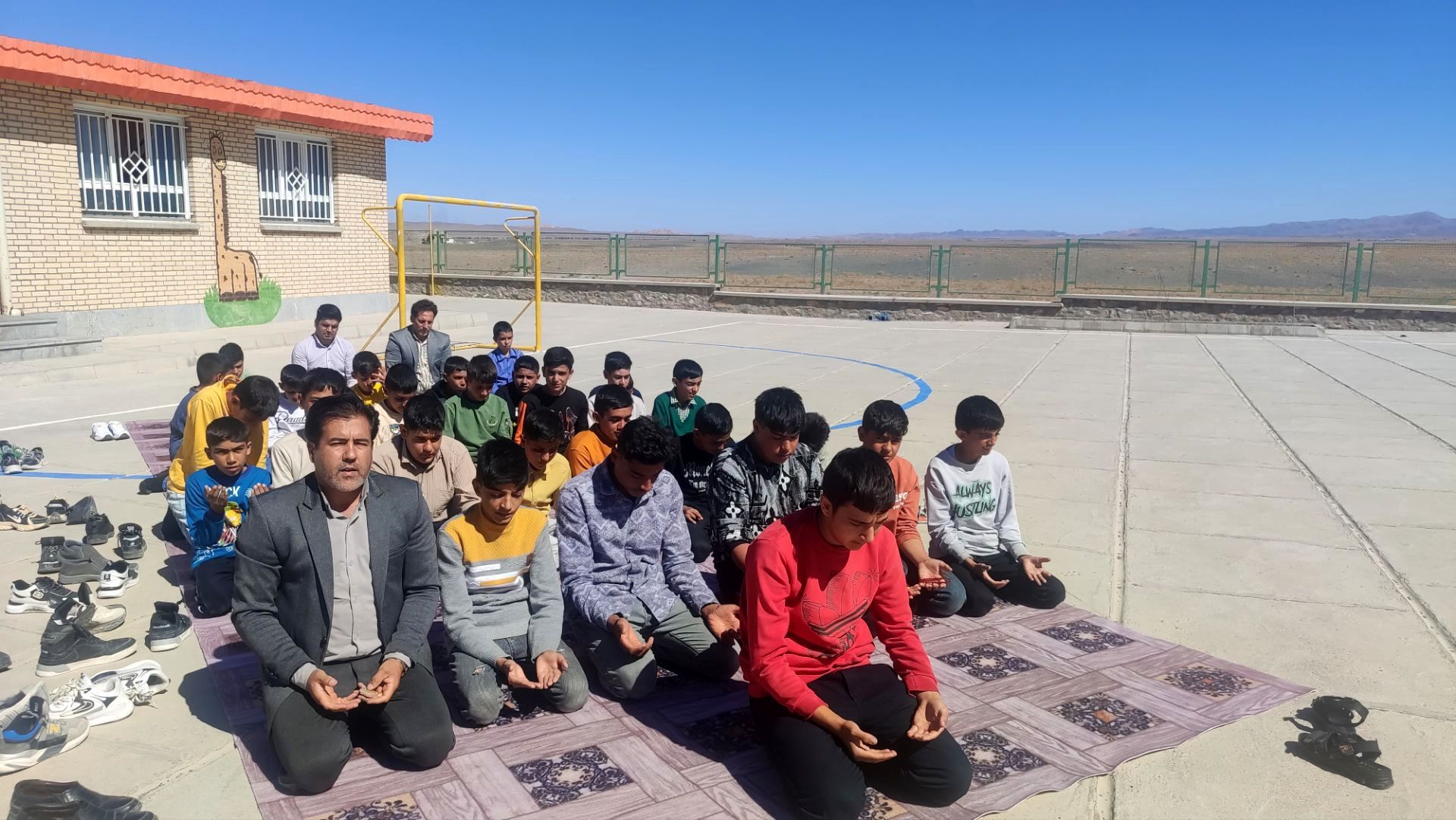 مدرسه محمدباقر بهزاد باوجود نداشتن نمازخانه، اقامه باشکوه نماز جماعت برگزار می شود