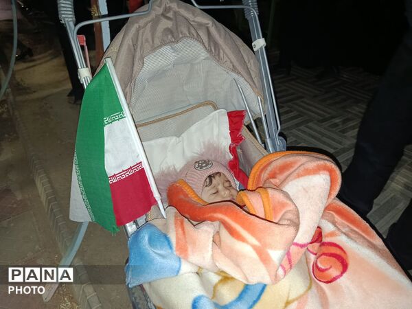 کودکان ایران حتی با کالسکه و سن کم هم پای آرمان های انقلاب اسلامی ایران ایستاده اند