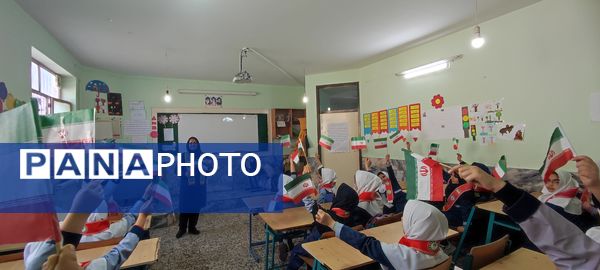 توزیع کتاب « از ایرانمان دفاع می کنیم » در بین دانش‌آموزان پیشتاز مدرسه شهید خاقانی شهرستان شیروان