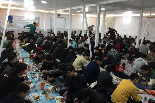 مراسم افطاری در دبیرستان نمونه آیت الله خامنه ای