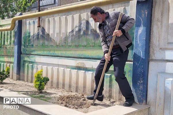 ادای احترام به شهدای دانش‌آموز میناب با رونمایی از زمین چمن و کاشت نهال در بهارستان‌دو