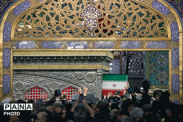 طواف پیکر رهبر شهید انقلاب بر گرد ضریح مطهر امام رضا علیه‌السلام
