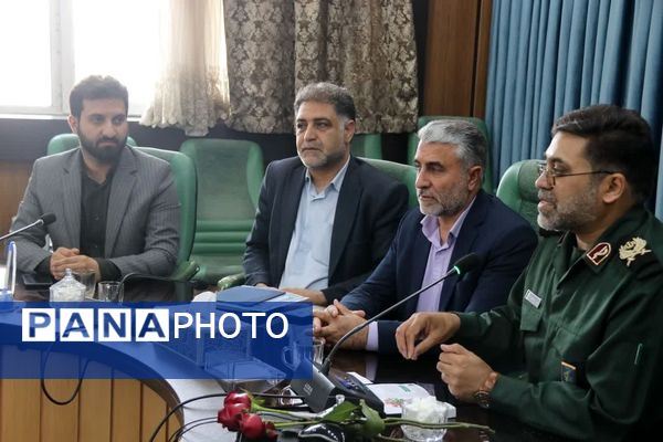 دیدار جمعی از دانش‌آموزان اشکذری و مسئولان آموزش و پرورش با فرمانده سپاه الغدیر 