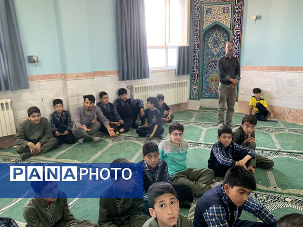 نشست صمیمی پلیس با دانش‌آموزان مدرسه شهدای غزه قم