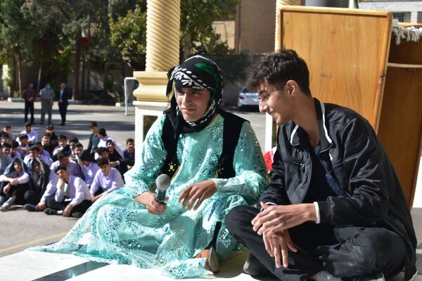 جشن روز دانش‌آموز در دبیرستان امام خمینی (ره) با حضور مسئولان، ورزشکاران و هنرمندان برگزار شد