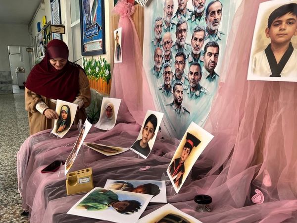 یادبود شهادت دانش‌آموزان شهید جنگ تحمیلی ۱۲ روزه در دبستان المهدی ناحیه 2 کرج 