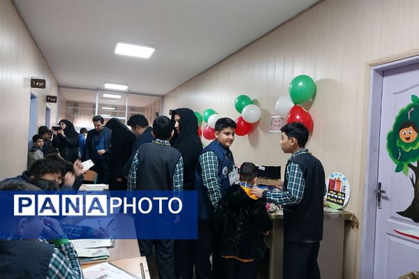 برپایی نمایشگاه طرح جابر ابن حیان در دبستان هیأت امنایی شهید قلنبر ناحیه 2 شهرری 