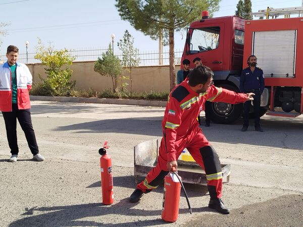 مانور آتش نشانی به مناسبت هفته پدافند غیر عامل در دانشگاه پیام نور کاشمر