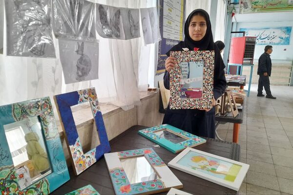 نمایشگاه و بازارچه هنرهای دستی در دبیرستان شاهد فیض شیراز 