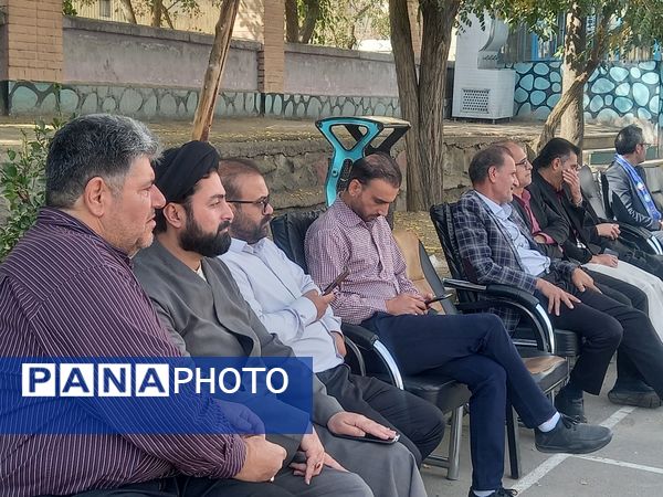 رونمایی از کتاب «روحانی که روحانی نیست» در دبیرستان باقریه