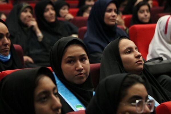 تقدیر از دانش‌آموزان برتر حوزه فرهنگی و هنری در آموزش و پرورش ناحیه یک شهرری