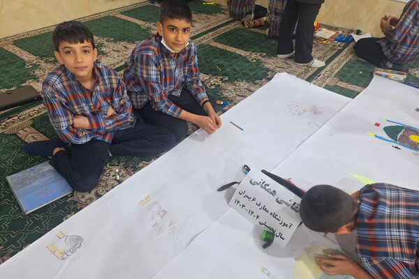 برپایی نقاشی همگانی در هفته ماها در آموزشگاه معارف۶ ناحیه ۳شیراز 