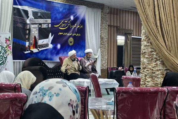 اعزام دانش‌آموزان دختر استان فارس به حج عمره