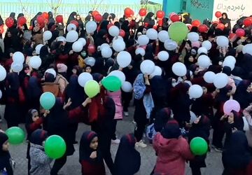 جشن سالگرد پیروزی انقلاب در دبستان دخترانه پیروزی قم