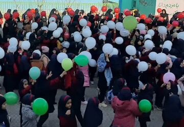 جشن سالگرد پیروزی انقلاب در دبستان دخترانه پیروزی قم