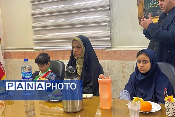 جلسه ستاد شاهد ورامین با محوریت ارتقای کیفیت آموزشی و تجلیل از فرزندان شهدا