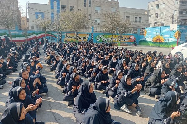 برپایی ایستگاه صلواتی و شهادت حضرت زهرا در مدرسه شهید زهره‌وند قرچک 