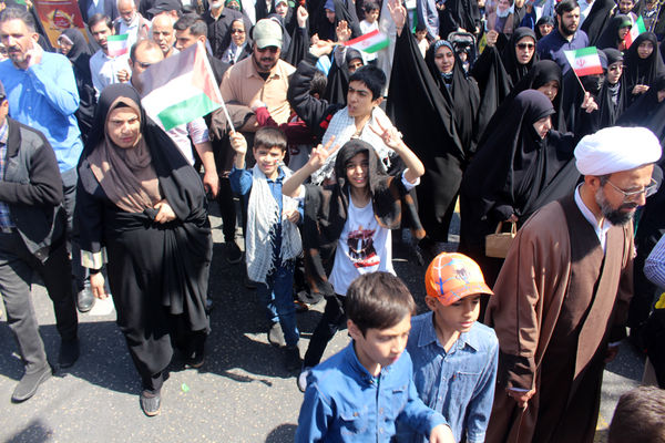 حضور عزتمندانه مردم قم در راهپیمایی آخرین جمعه ماه رمضان
