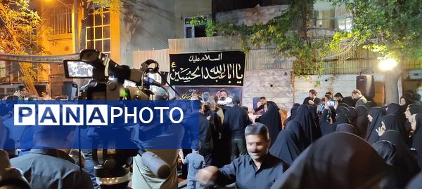 اجتماع مردم مشهدی مقابل خانه مادر شهید جمهور جهت ابراز همدردی