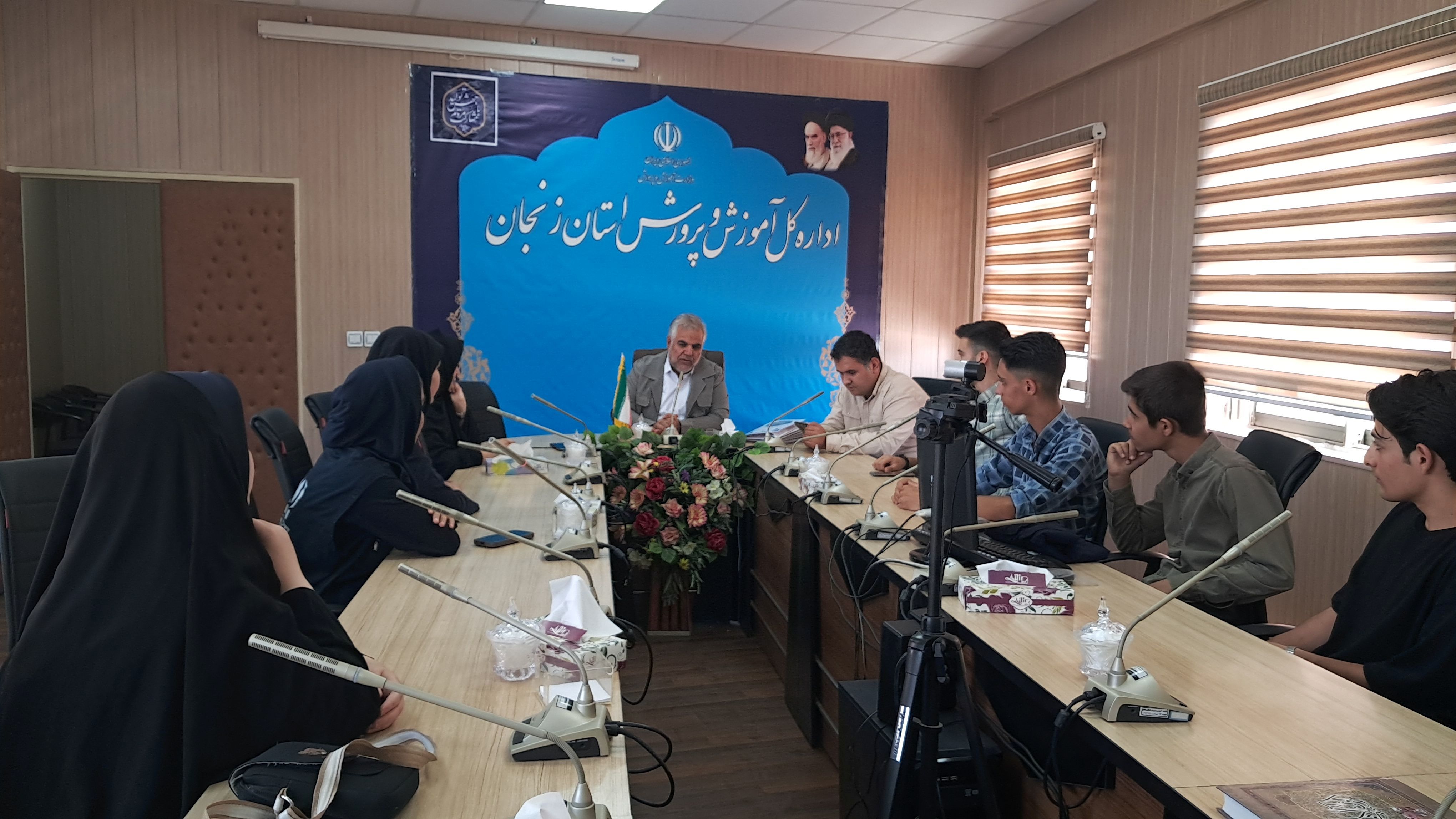 دیدار جمعی از دانش‌آموز خبرنگاران زنجانی با مدیرکل آموزش و پرورش استان
