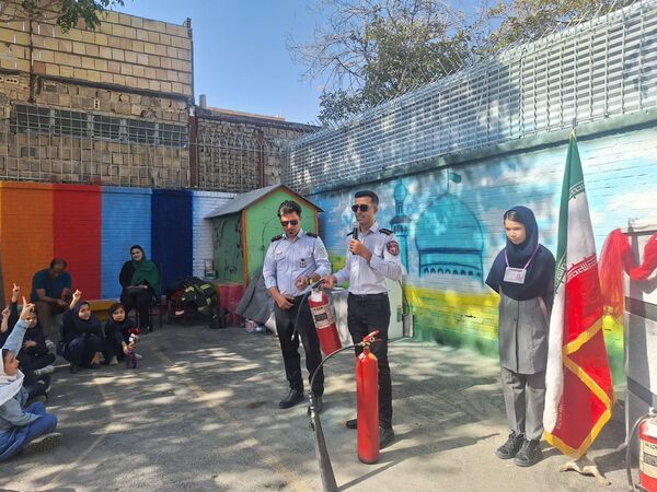 نور امید در دل آتش تجلیل از قهرمانان مدرسه مهندس رحمانی فرد در روز آتش‌نشان
