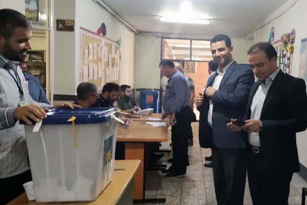 حضور مسئولان کشوری و استانی در کنار آحاد مردم شهیدپرور ناحیه 2 شهرری پای صندوق‌های رای 