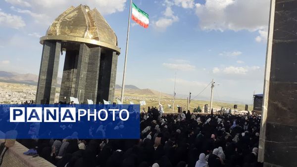 نور عرفه در تپه شهدای گمنام نورآباد طنین‌انداز شد