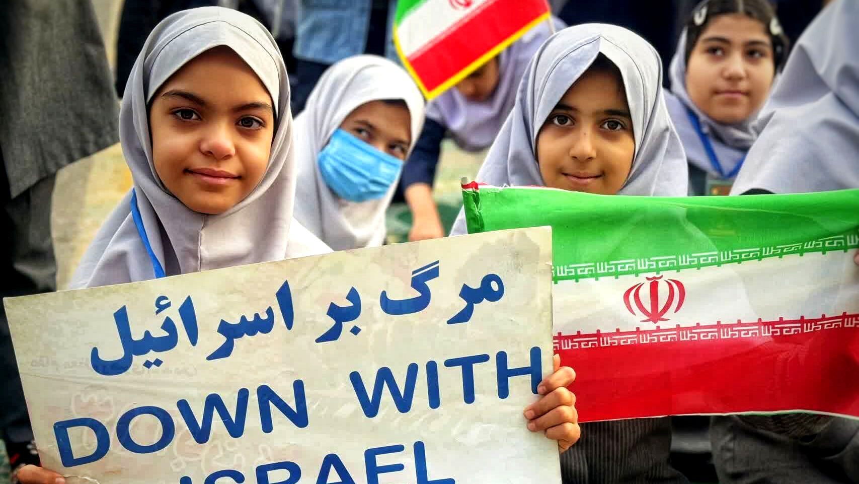 جشنی به رنگ پرچم ایران در دبستان نیایش 