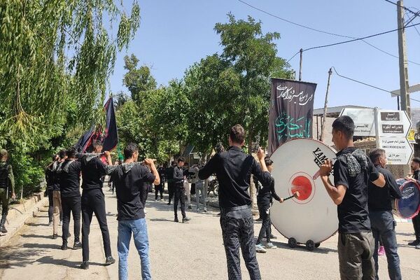 آئین با شکوه عزاداری آقا اباعبدالله الحسین (ع)در روز عاشوراحسینی