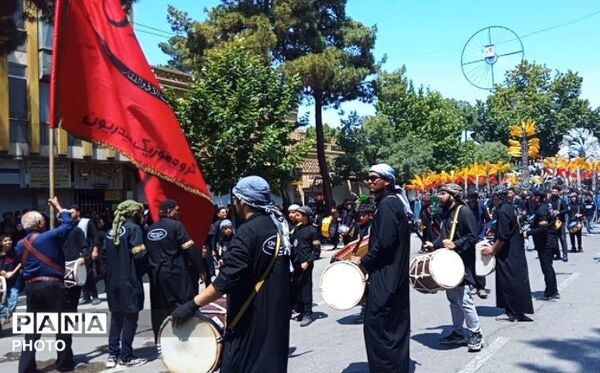 شور حسینی در خیابان های شهر؛عاشورا در قاب زنجیر زنان