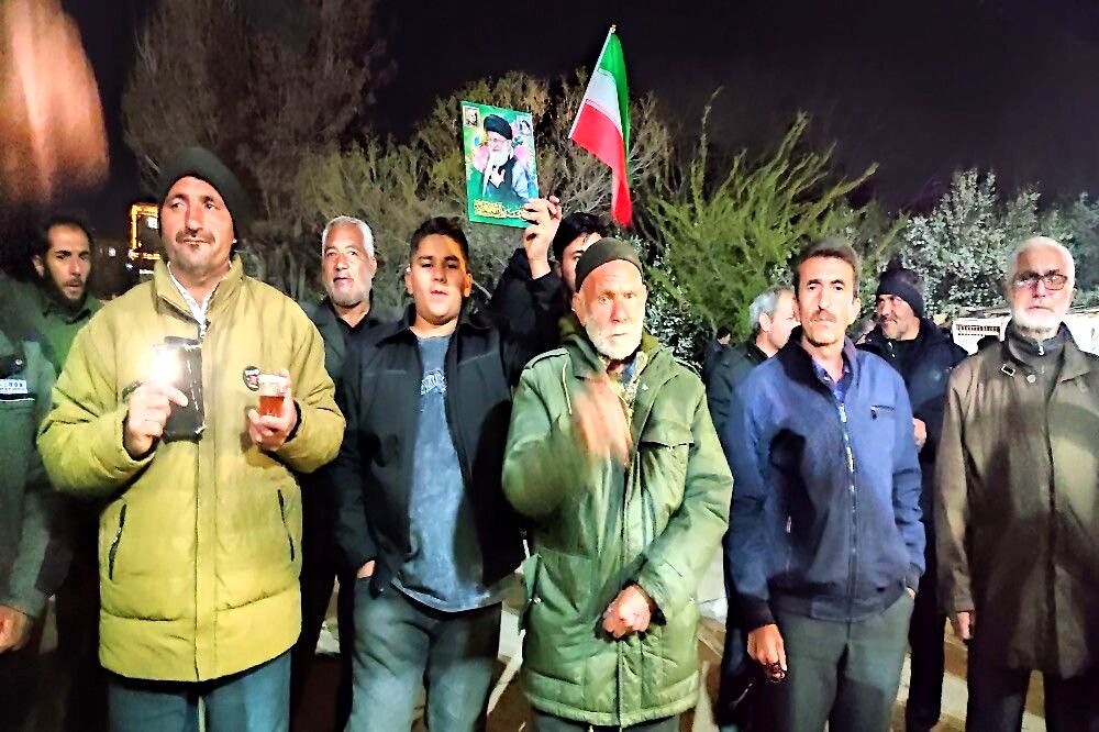 در کنار هم ایستاده ایم-۱