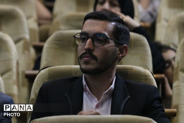 میزبانی میبد از طنزپردازان یزدی در شبی سرشار از لبخند