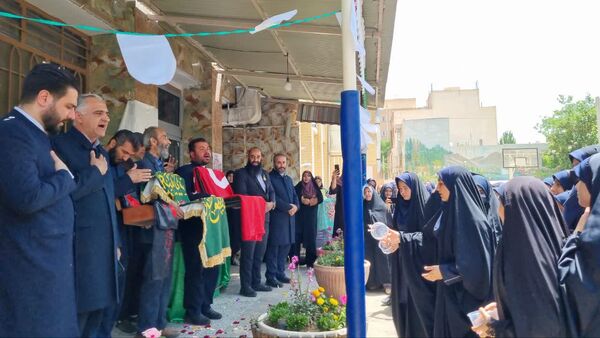 پرچم گردانی حرم مطهر امام رضا (ع) در دبیرستان دخترانه خدیجه کبری (س) ناحیه۴ اصفهان