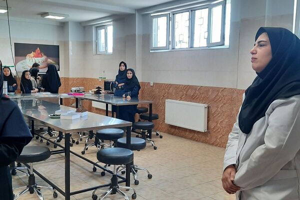 بازدید دانش‌آموزان پایه نهم آموزشگاه دخترانه پاکان،ملارد از هنرستان‌های طوبی، کبری زرگران و نور