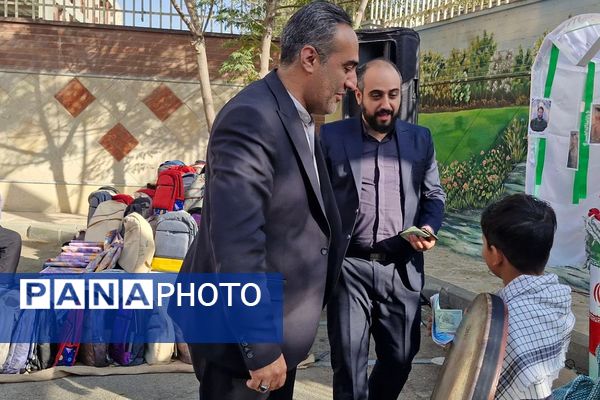 رزمایش کمک مومنانه و تهیه لوازم التحریر برای دانش‌آموزان و خانواده‌های بی بضاعت در ناحیه 2 شهرری 