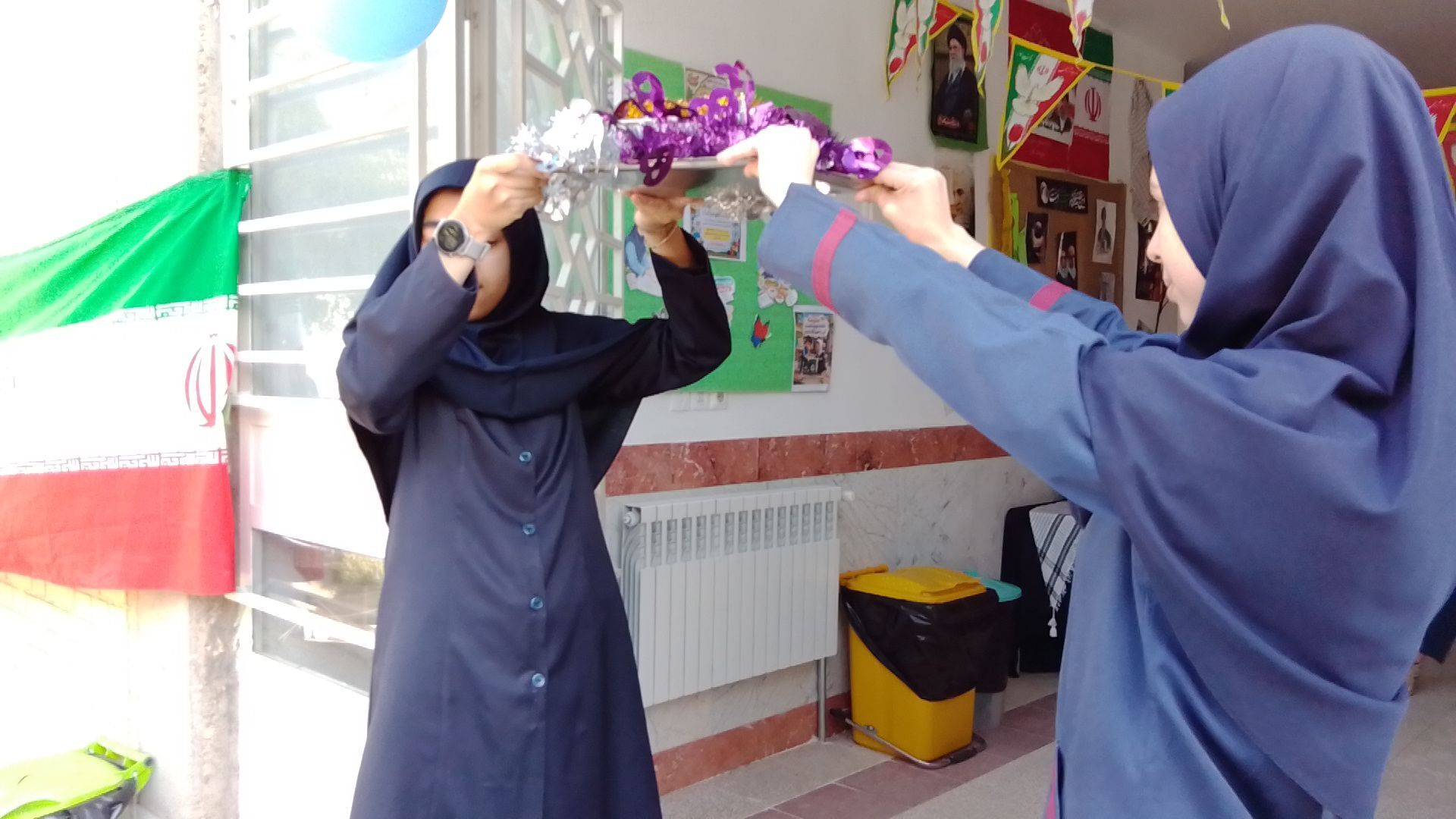 به صدا در آمدن زنگ مهر در دبیرستان دخترانه عزت طلایی نیشابور 