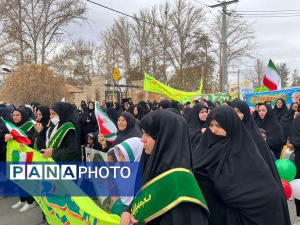 حضور پرشور فرهنگیان، دانش‌آموزان و اقشار مختلف مردم در راهپیمایی ۲۲بهمن