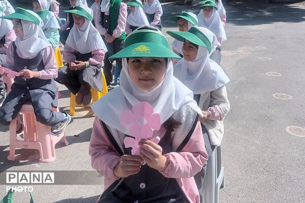 نمایش شاد کودکانه با حضور «عمو اخوان» در دبستان بنت‌الهدی فیروزکوه