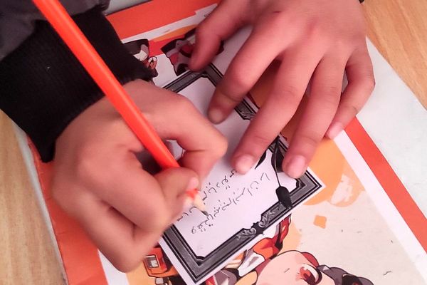 اجرای طرح «لاله‌های روشن» در دبستان شهید نوروزعلی حسینی