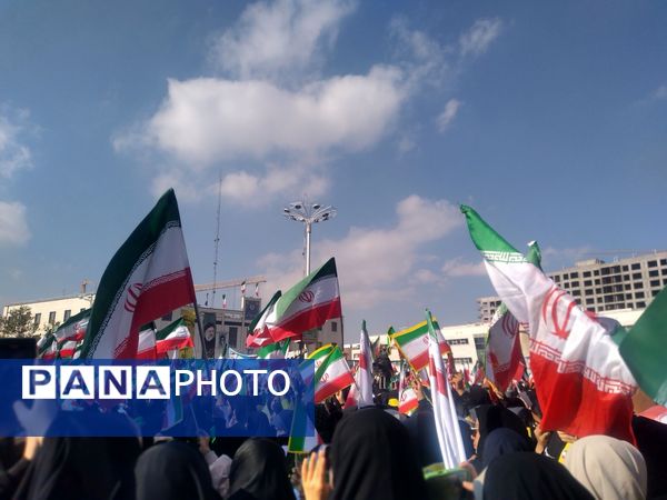 ۱۳ آبان، فریاد شهامت دانش آموزان در مسیر استقلال طلبی و استکبار ستیزی 