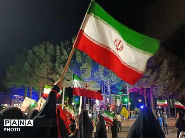 اجتماع شبانه نوجوانان شهرستان رشتخوار در سوگ رهبر شهید