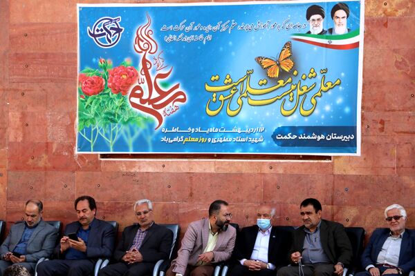 آیین نواختن زنگ سپاس معلم به مناسبت گرامیداشت مقام معلم در دبیرستان حکمت ناحیه 2 اراک