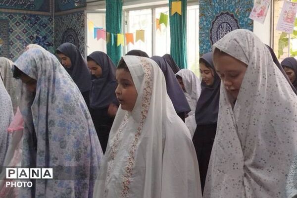 اقامه نماز جماعت دبیرستان هدی با حضور دانش‌آموزان پایه هفتم