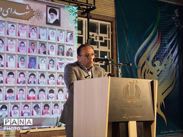 تجلیل معلمان منطقه سندرک در آیین بزرگداشت روز معلم