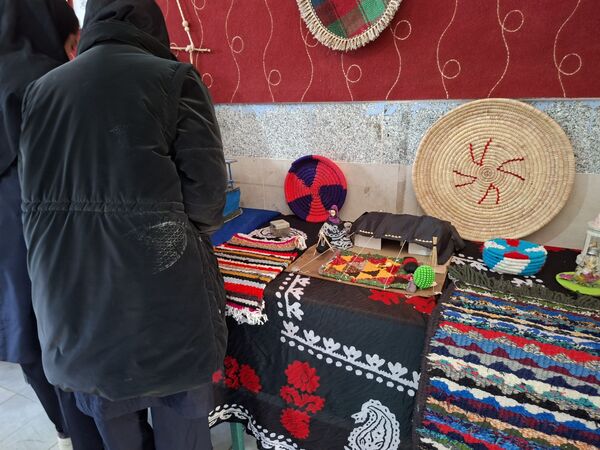 نمایش هنرهای دستی دانش‌آموزان معمولان