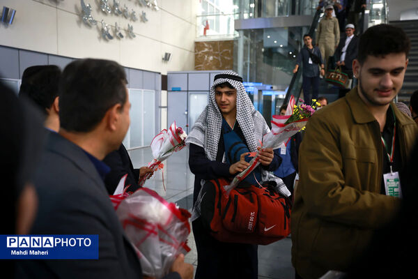 استقبال از کاروان عمره‌گذار دانش‌آموزی از سکوی پروازی تهران