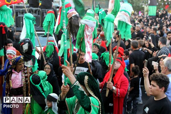 ورامین بار دیگر در سوگ اسارت؛ کاروان نمادین کربلا در خیابان‌های ورامین به حرکت درآمد