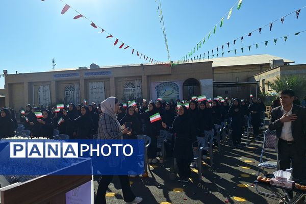 آیین نواختن زنگ مدرسه با شروع سال تحصیلی جدید 