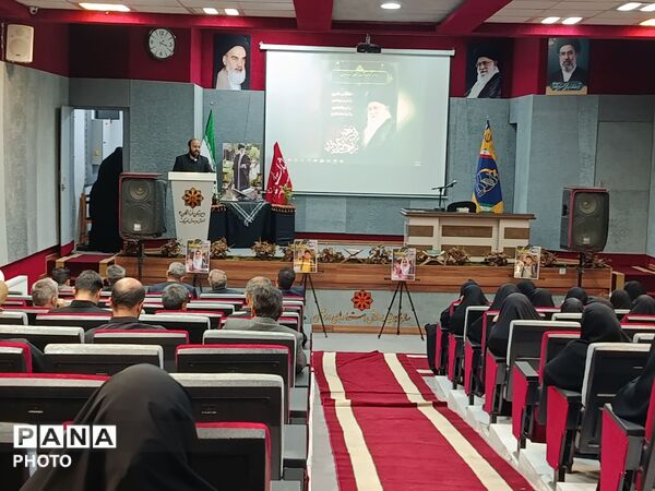 مراسم بزرگداشت رهبر شهید در دبیرستان فرزانگان ۴ در ناحیه یک مشهد  